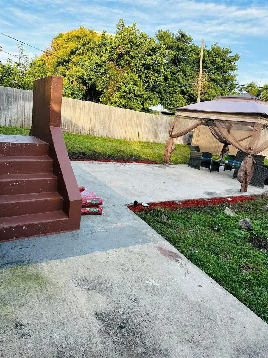 833 Briggs Street Street, West Palm Beach FL 33405 photo 5