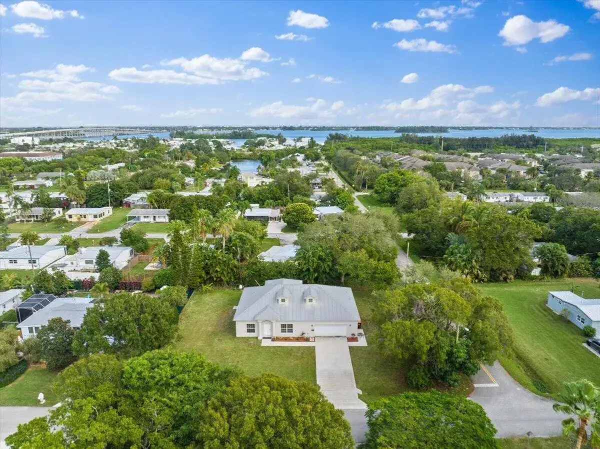 1410 4th Court, Vero Beach FL 32960 photo 2