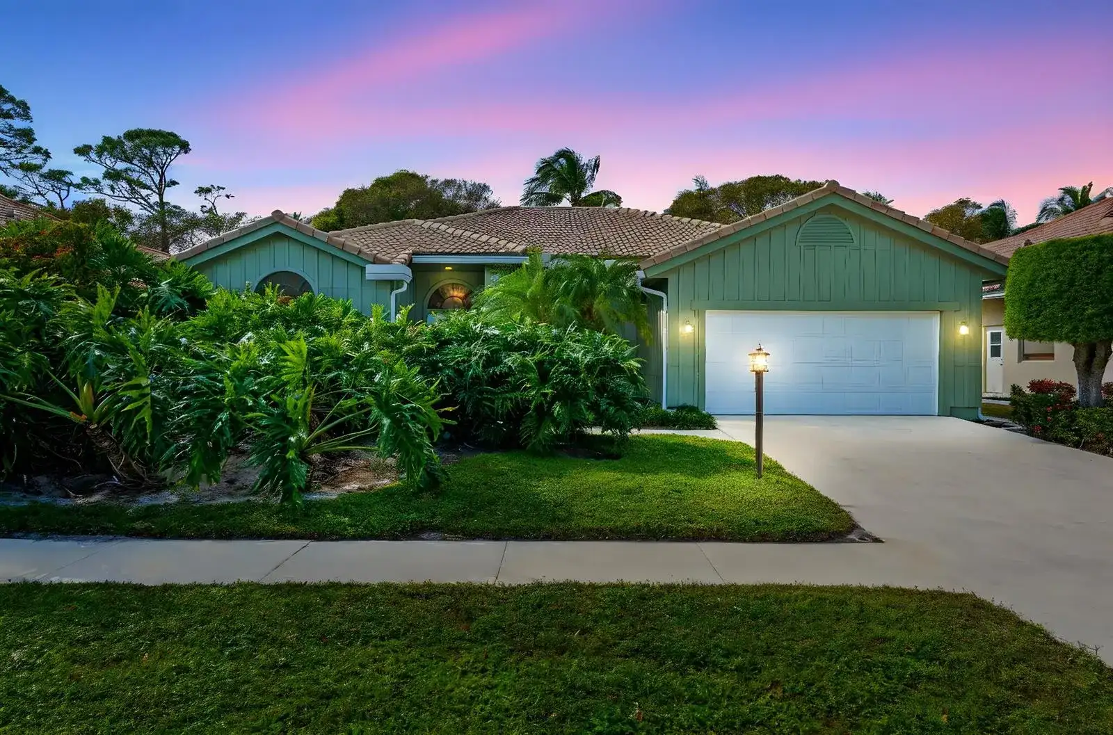 9055 Cypress Hollow Drive, Palm Beach Gardens FL 33418 photo 2