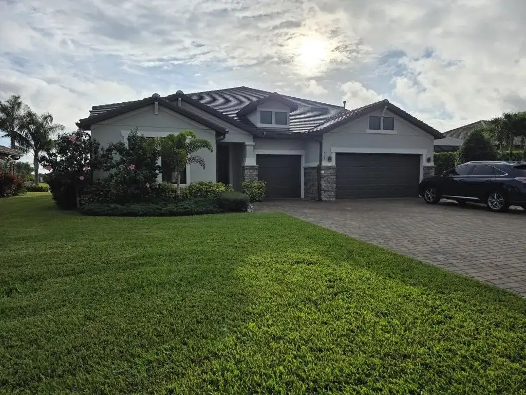 527 SE Vallarta Drive, Port St. Lucie FL 34984 photo 2