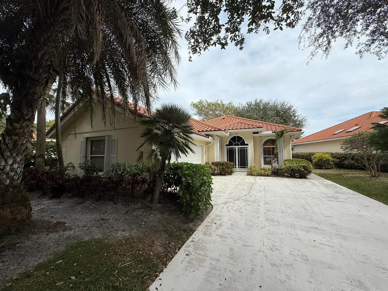 222 E Tall Oaks Circle, Palm Beach Gardens FL 33410 photo 2