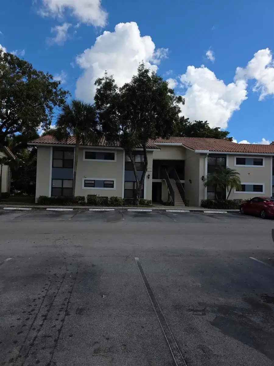 1542 Lake Crystal Drive # H, West Palm Beach FL 33411