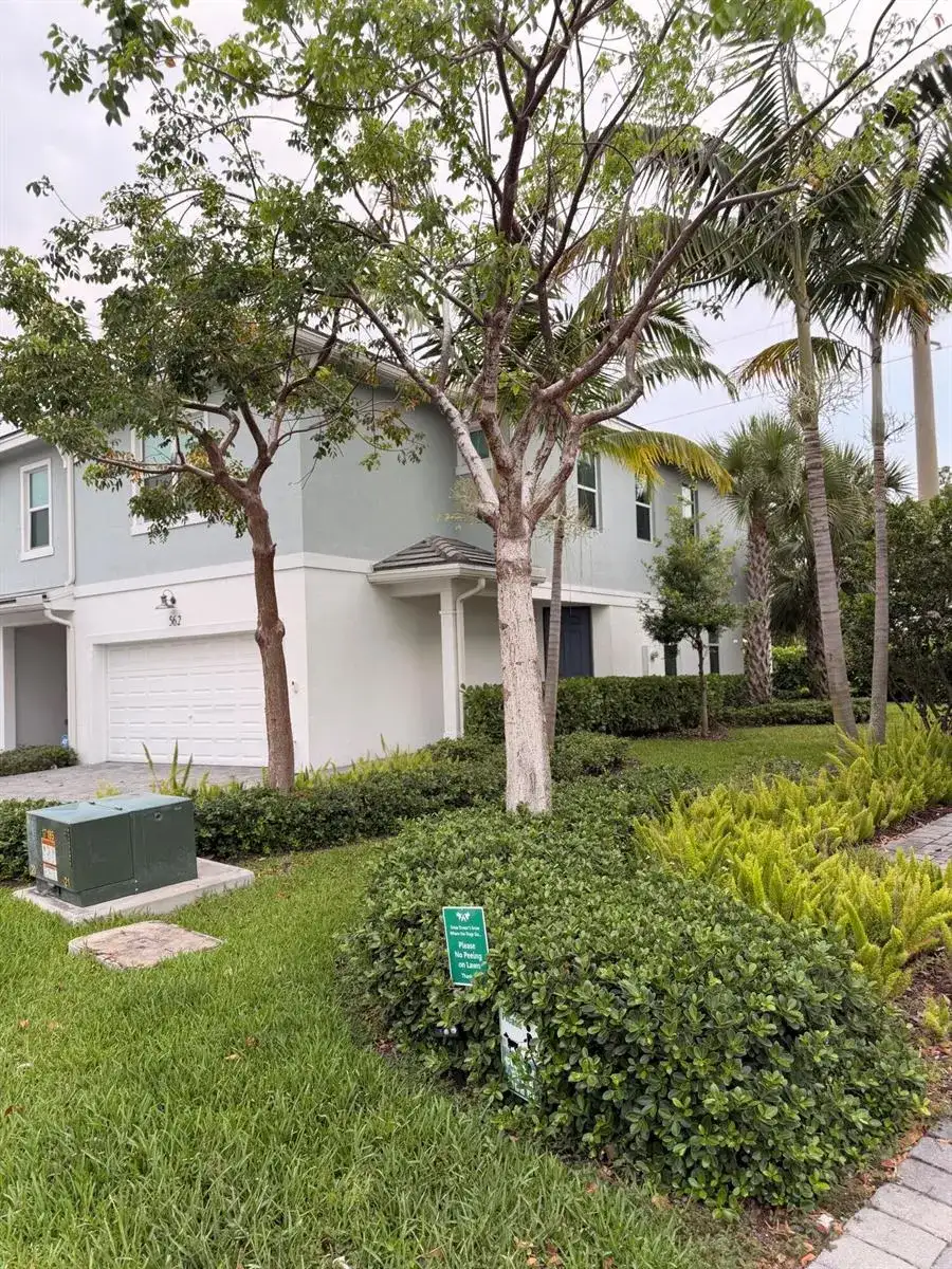 562 Parsons Way, Deerfield Beach FL 33442 photo 2