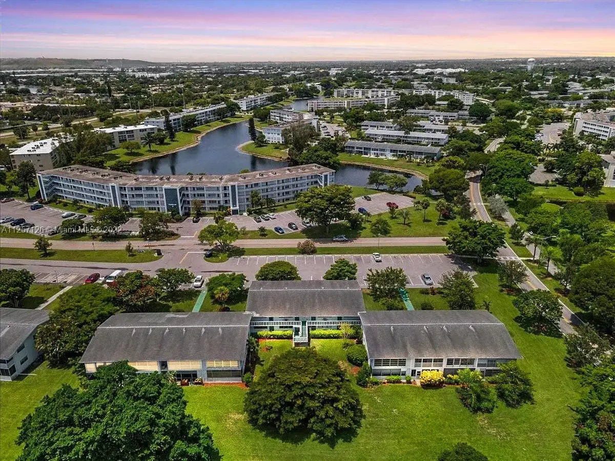 301 Farnham M # 301, Deerfield Beach FL 33442 photo 3