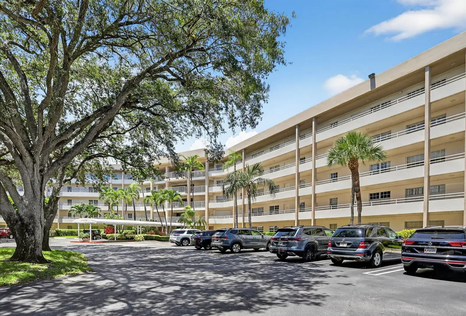 3960 Oaks Clubhouse Drive, Pompano Beach FL 33069 photo 3