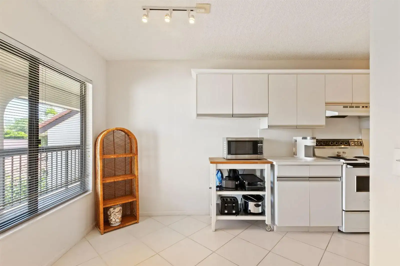 5380 Cedar Lake Drive # 303, Boynton Beach FL 33437 photo 3