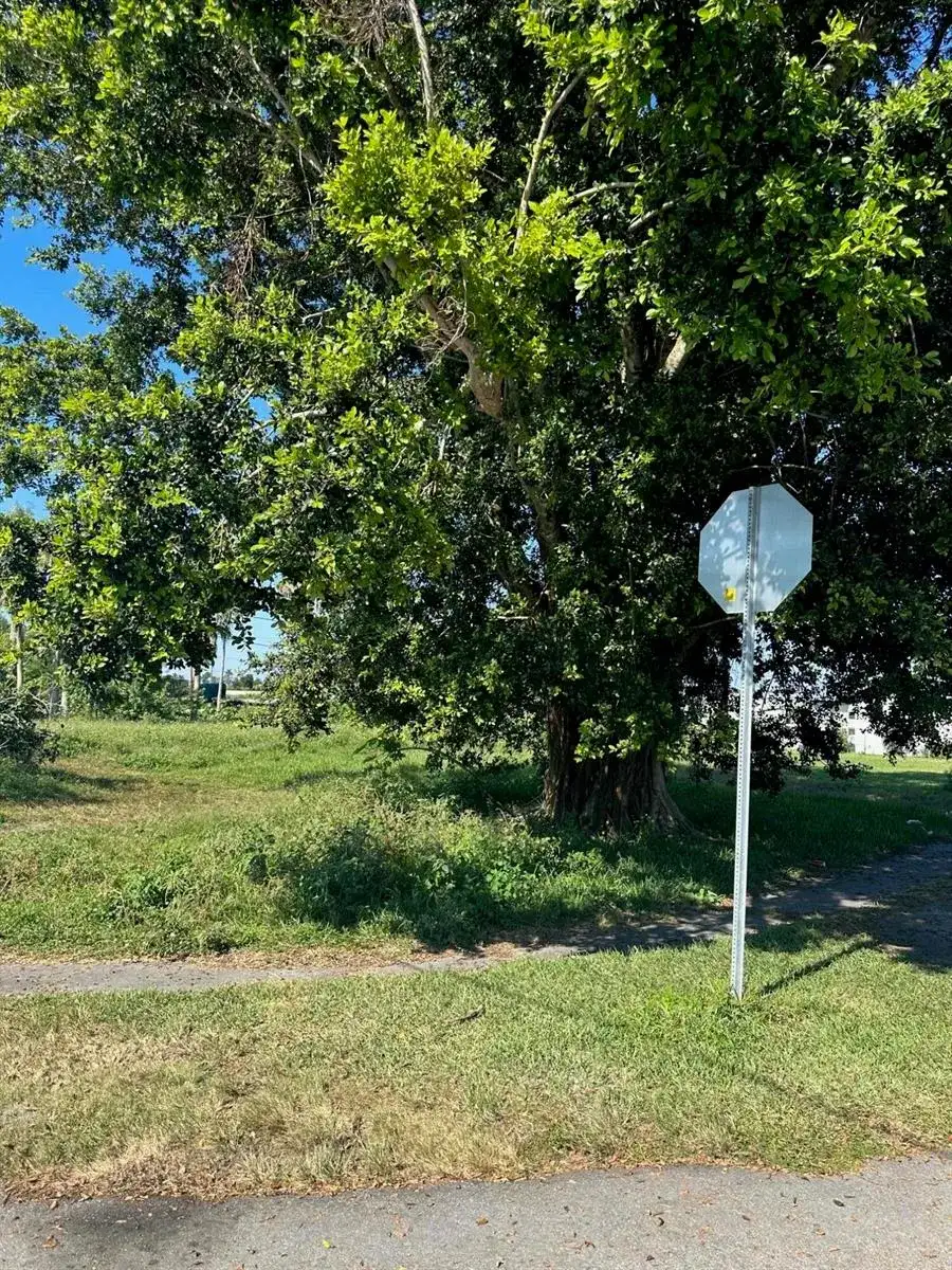 501 W Baines Terrace, Pahokee FL 33476 photo 4
