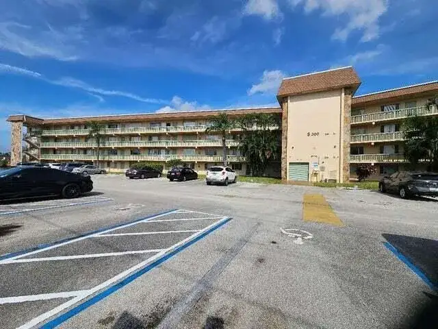 300 Village Green Circle S # 209, Palm Springs FL 33461