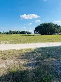 7621 17th Place, FL 33935 photo 2