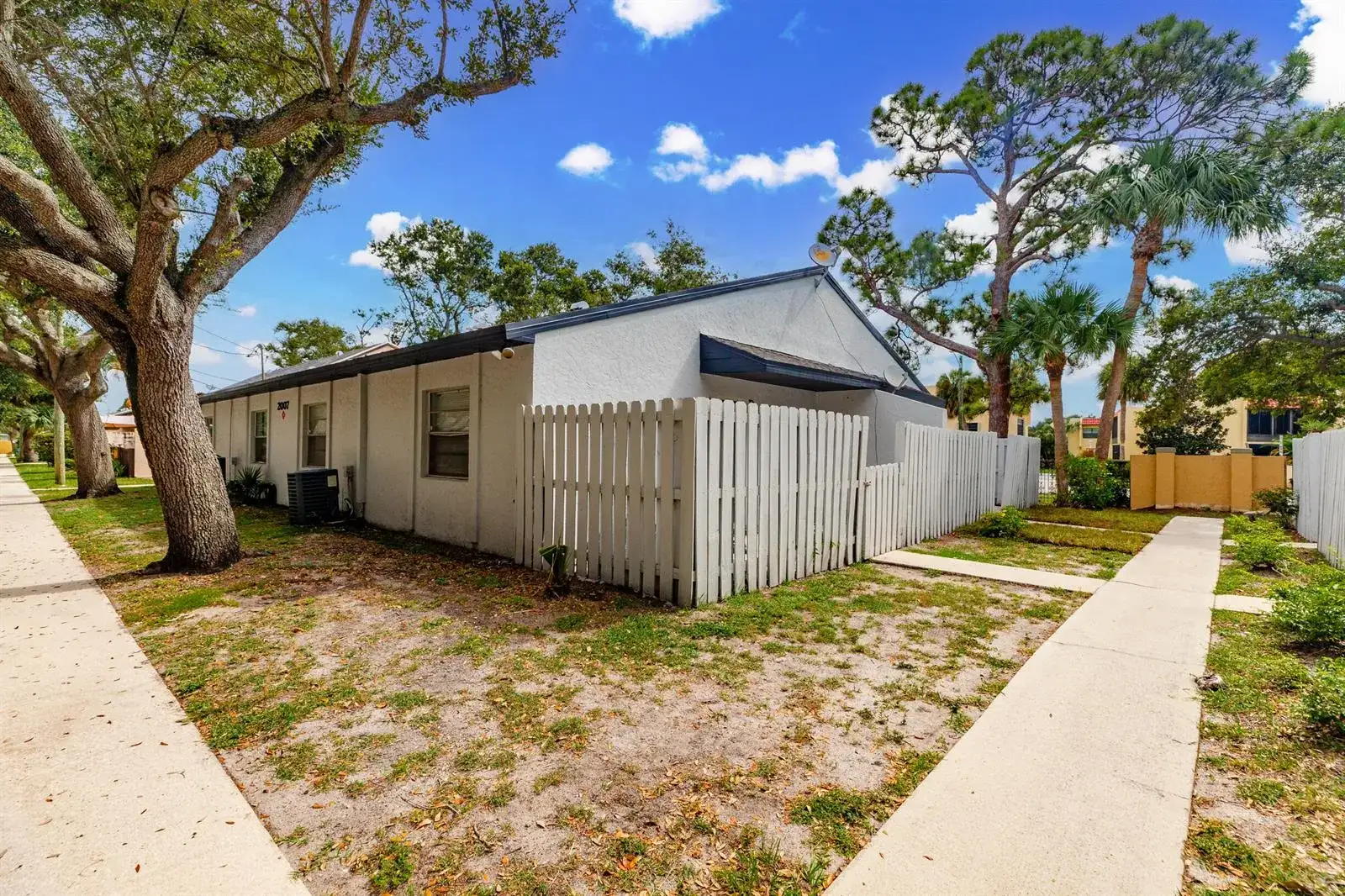 2007 Oleander Boulevard Apt D, Fort Pierce FL 34950 photo 2