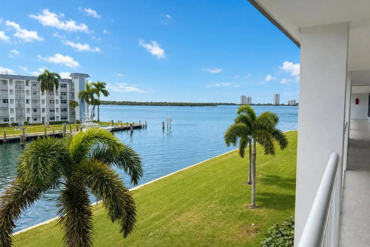 111 Shore Court # 302, North Palm Beach FL 33408