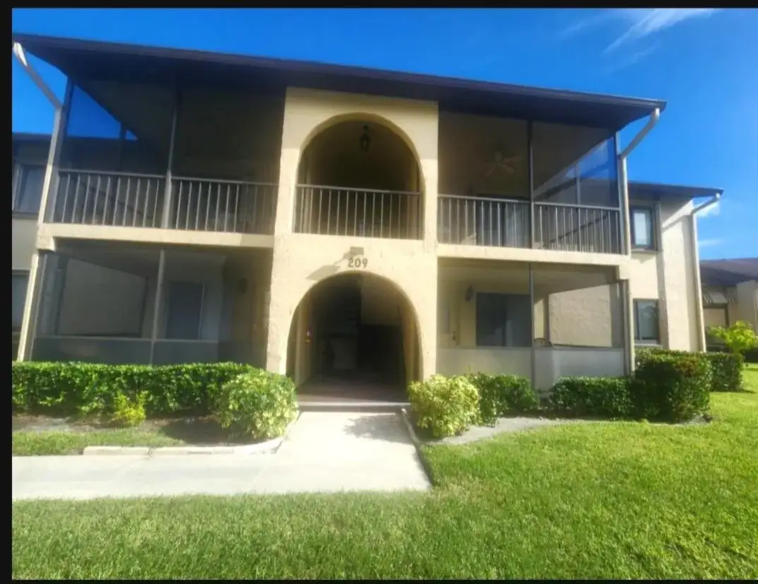 209 Pine Hov Circle # 2, FL 33463 photo 2