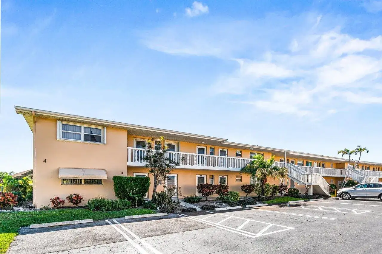 2121 NE 1st Court # 202, Boynton Beach FL 33435 photo 2