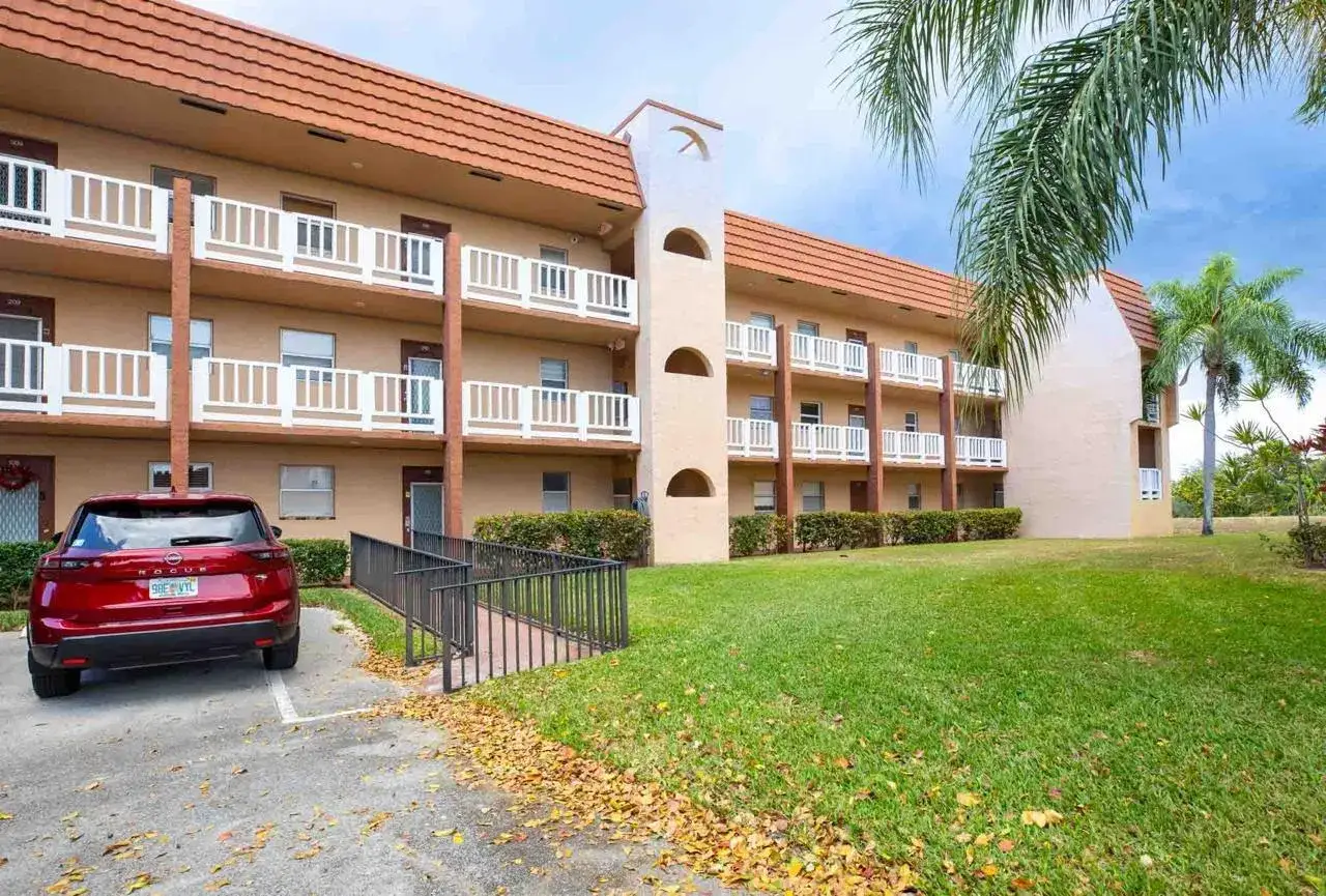 9041 Sunrise Lakes Boulevard # 111, Sunrise FL 33322