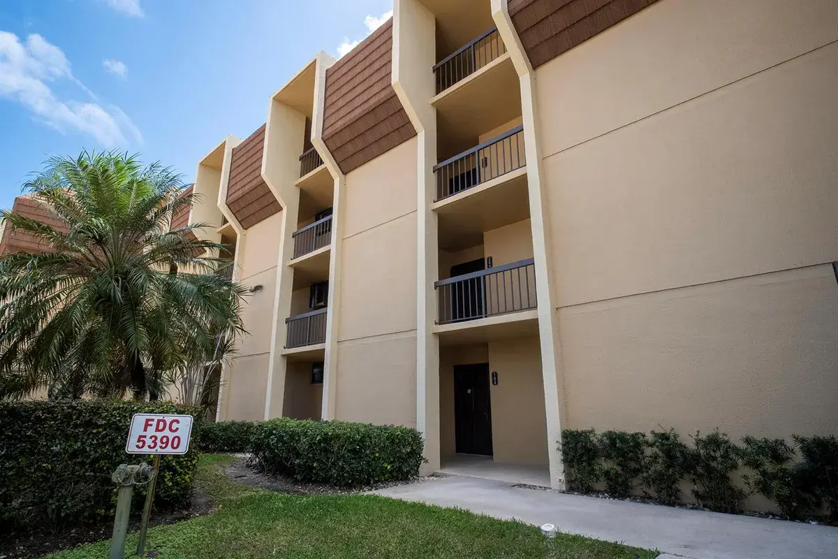 5390 Woodland Lakes Drive # 104, Palm Beach Gardens FL 33418