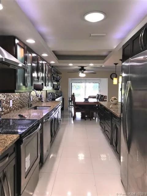18801 Oakland Hills Dr, Hialeah FL 33015