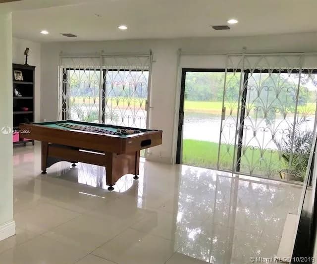 18801 Oakland Hills Dr, Hialeah FL 33015