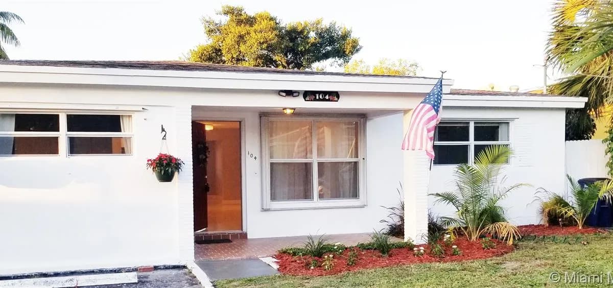 104 SW 7th St, Hallandale Beach FL 33009