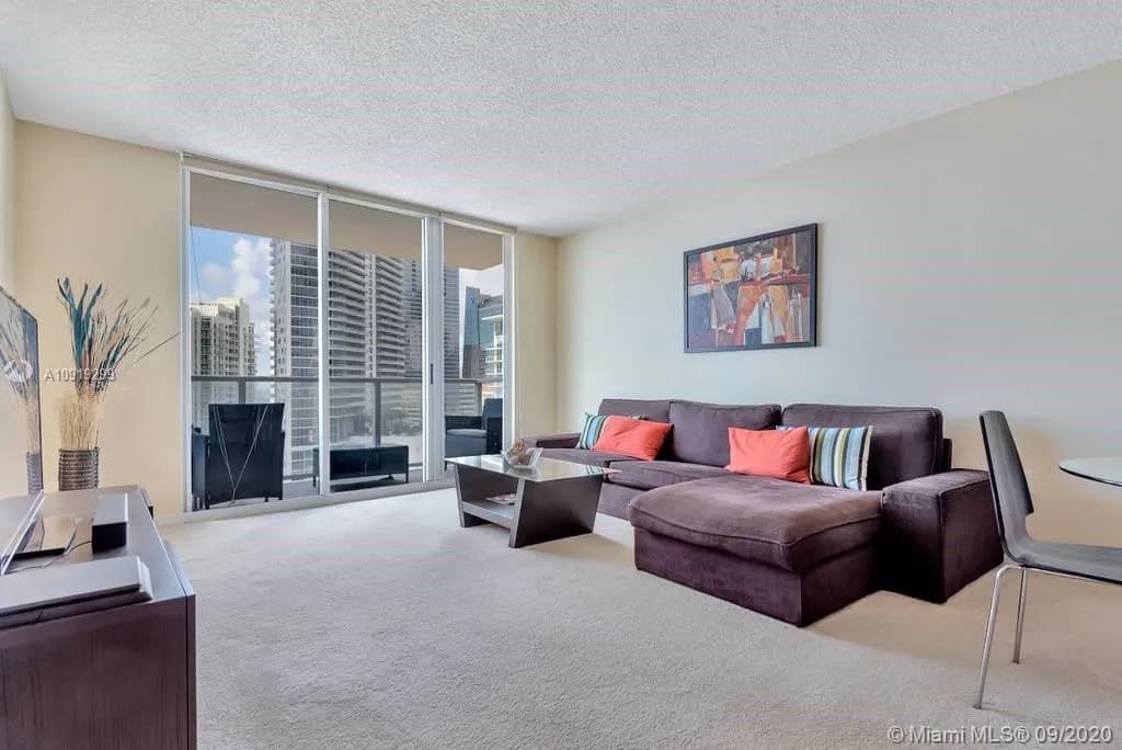 1 bedroom 1 bath for sale at 1155 Brickell Bay Dr # 2005, Miami FL 33131
