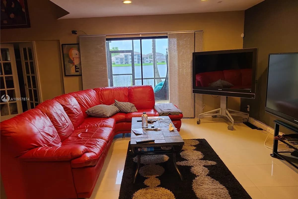 9523 NW 38th Pl, Sunrise FL 33351