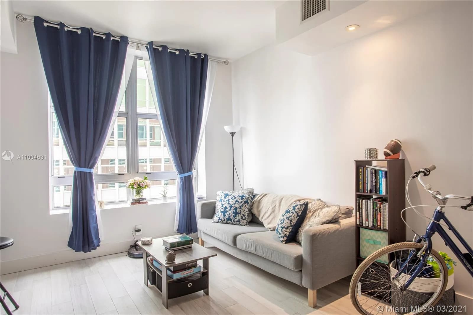 1 bedroom 1 bath for sale at 111 E Flagler St # 902, Miami FL 33131