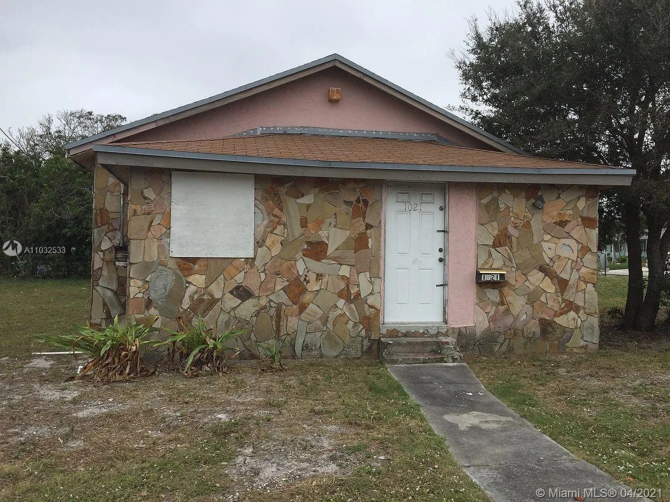 3 bedroom 2 bath for sale at 1021 W 33rd St, Riviera Beach FL 33404