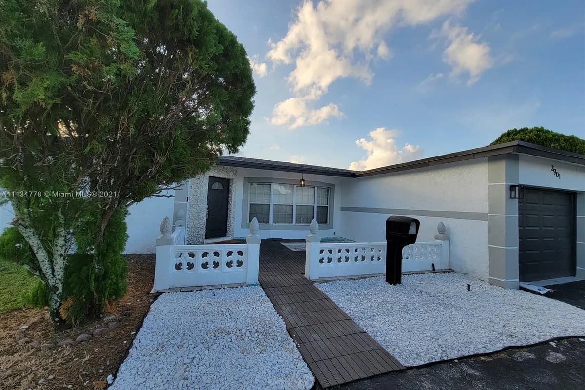 3901 NW 50th Way, Lauderdale Lakes FL 33319