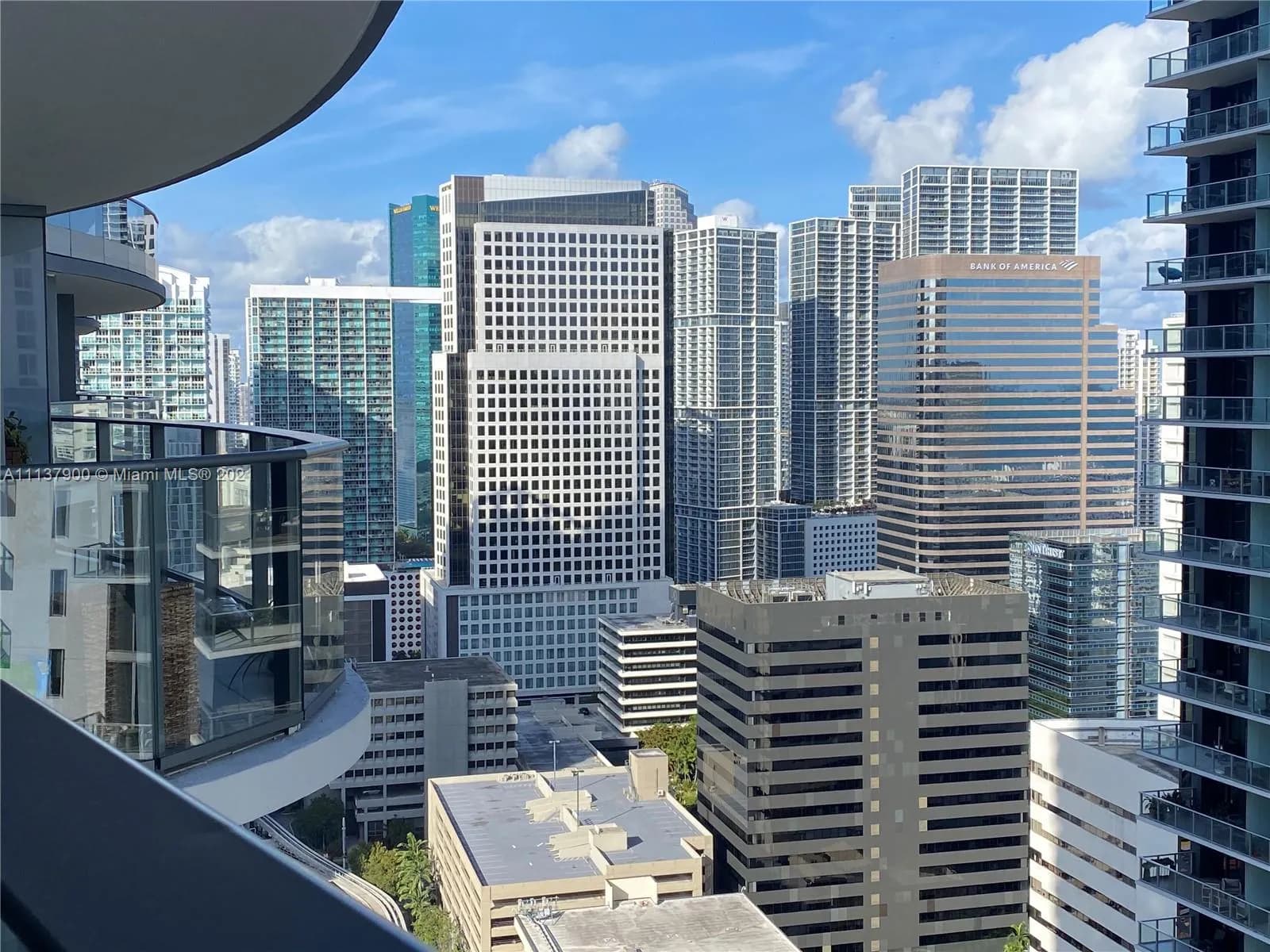 1 bedroom 1 bath Residential for sale at 1000 Brickell Plz # 3303, Miami FL 33131