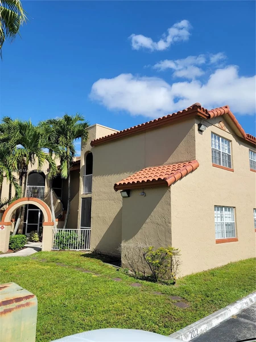 8621 SW 5th St # 201, Pembroke Pines FL 33025