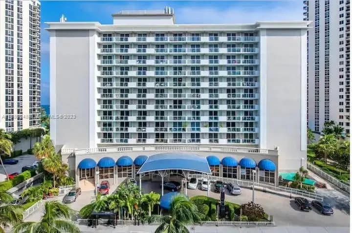 1 bath for sale at 19201 Collins Ave # 328, Sunny Isles Beach FL 33160