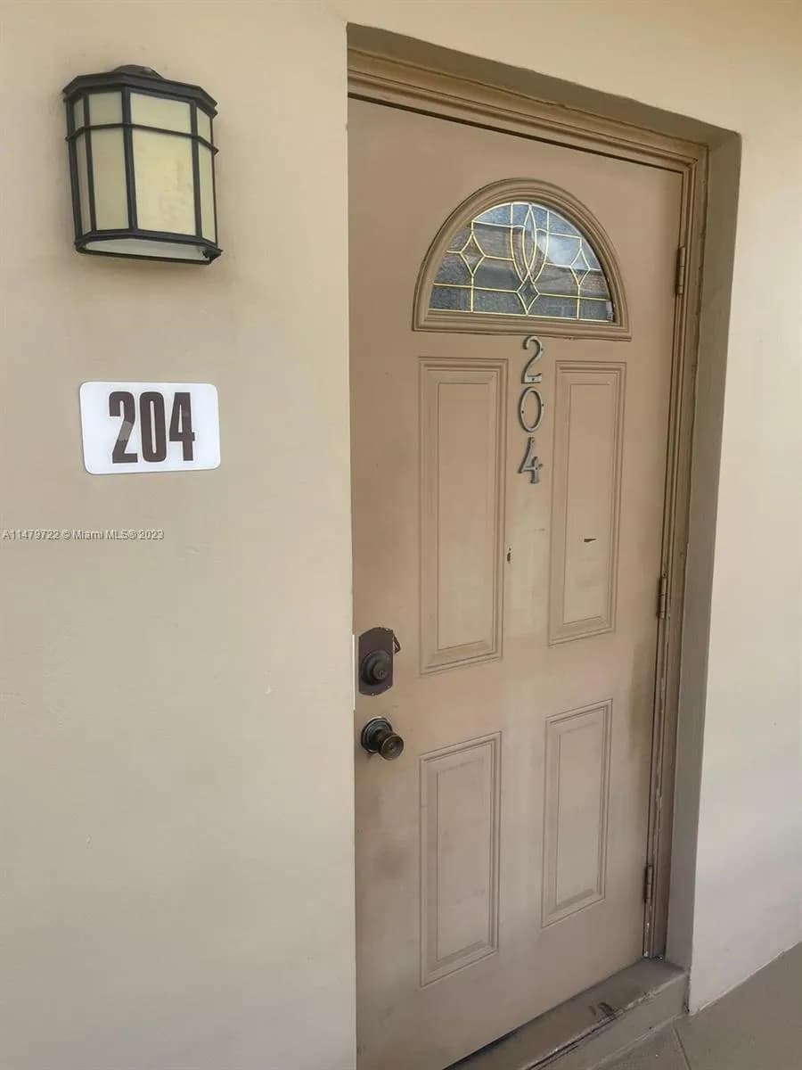 5051 W Oakland Park Blvd # 204, Lauderdale Lakes FL 33313