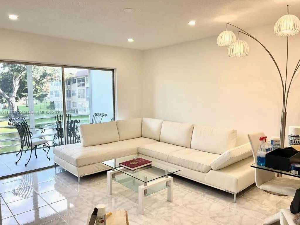 5051 W Oakland Park Blvd # 204, Lauderdale Lakes FL 33313