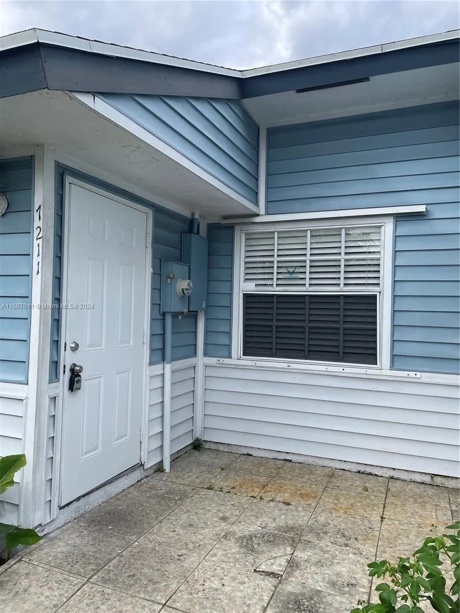 2 bedroom 2 bath for sale at 7211 Tam Oshanter Blvd, North Lauderdale FL 33068