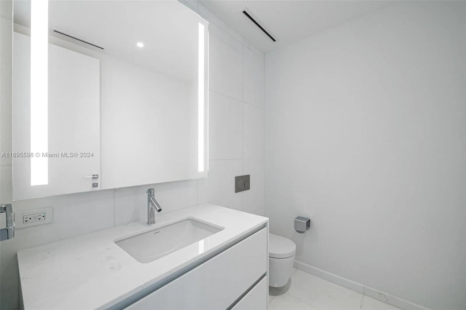 2 bedroom 2 bath for sale at 300 BISCAYNE # 2906, Miami FL 33131