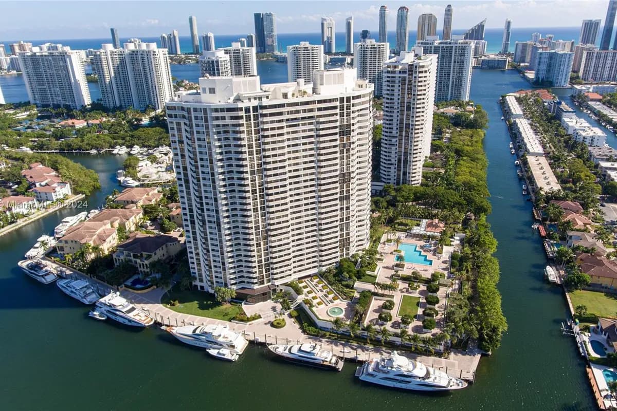 1000 W Island Blvd, Aventura FL 33160