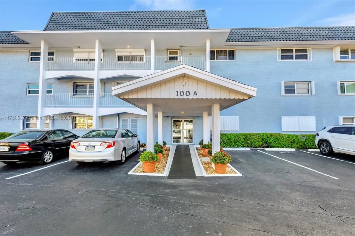 100 Shore Court # 207, North Palm Beach FL 33408