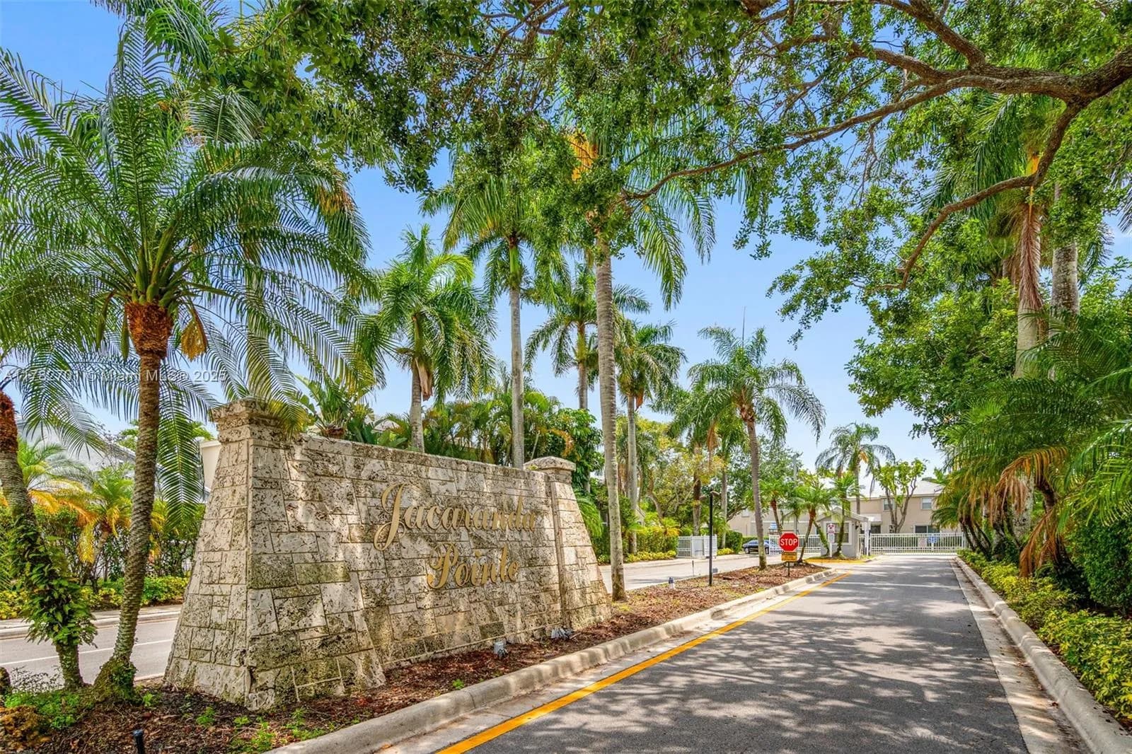 9454 NW 8th Cir, Plantation FL 33324