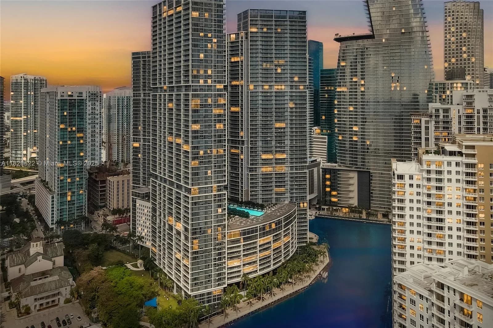1 bedroom 1 bath for sale at 485 Brickell Ave # 2009, Miami FL 33131