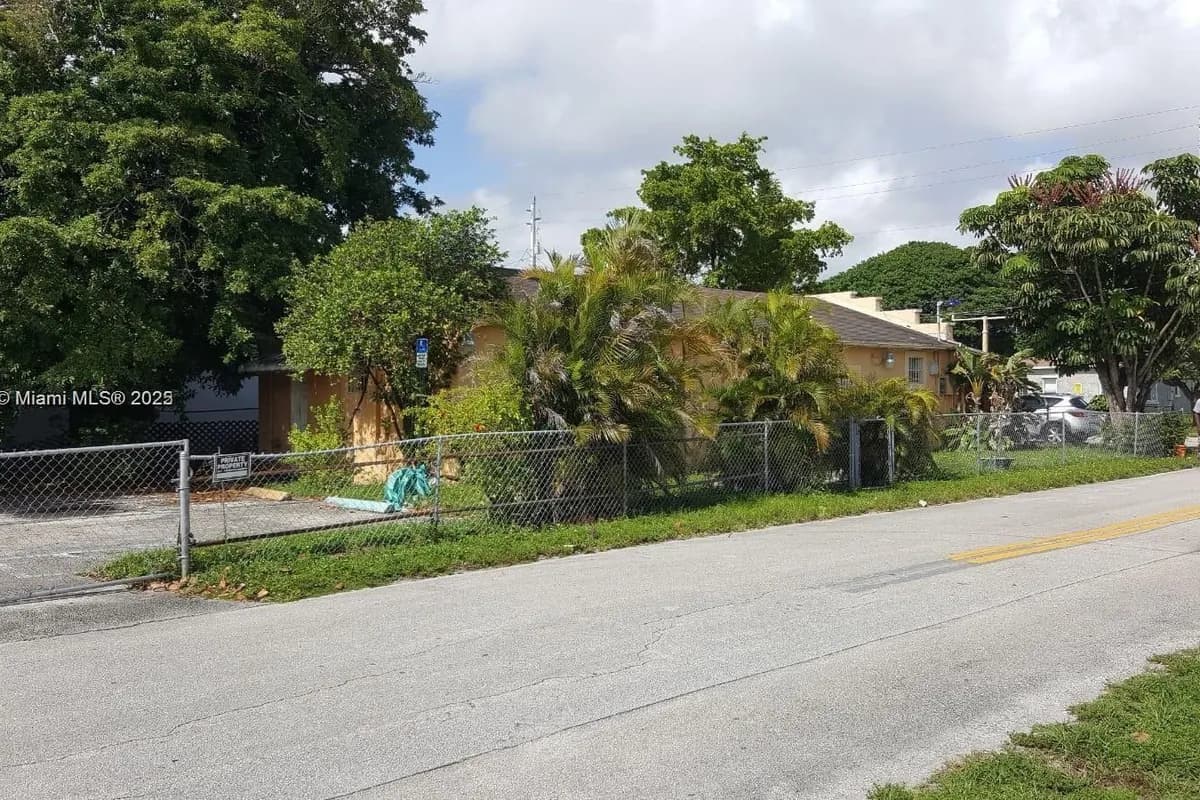 520 NW 2nd Ave, Hallandale Beach FL 33009