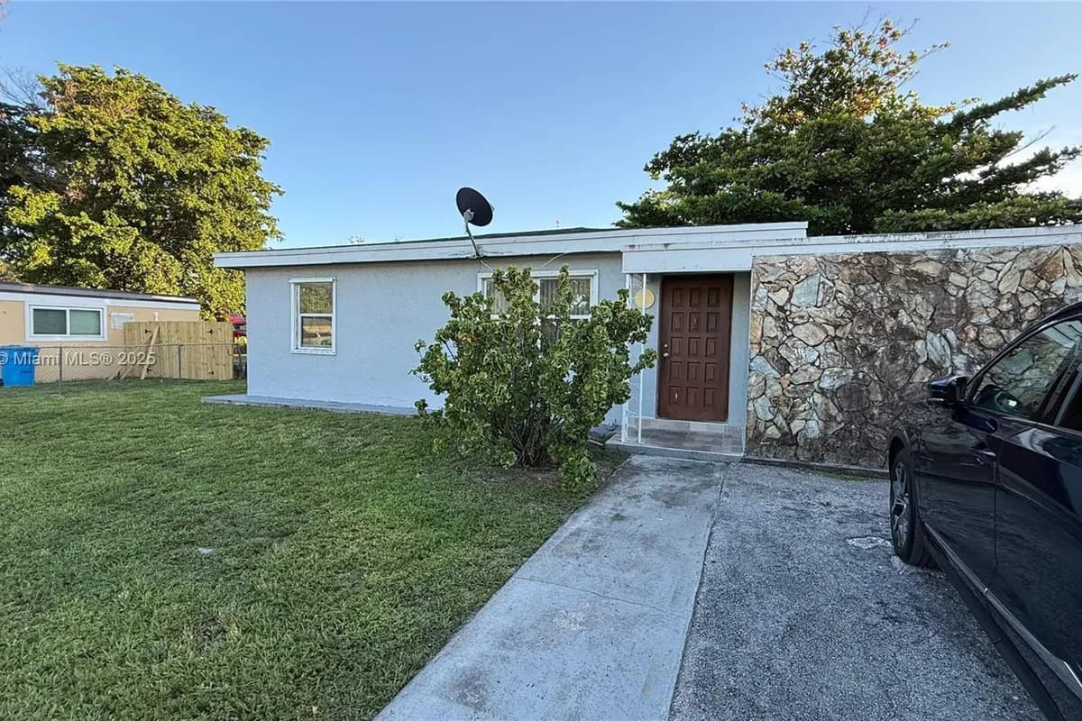 24 Miami Gardens Rd, West Park FL 33023