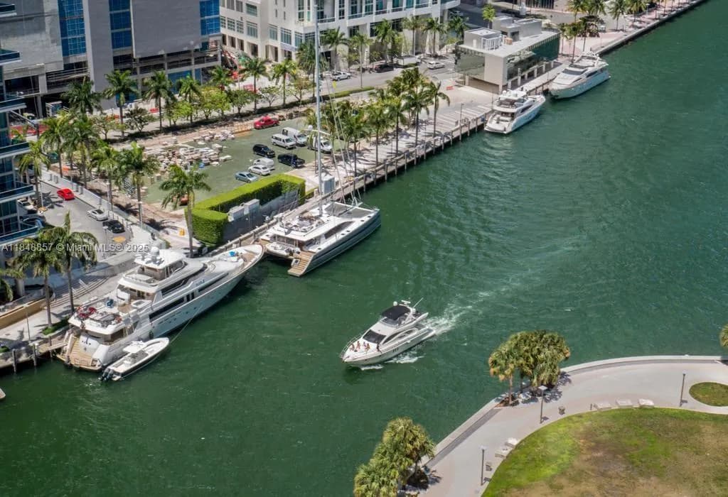 1 bedroom 1 bath for sale at 485 Brickell Ave # 3711, Miami FL 33131