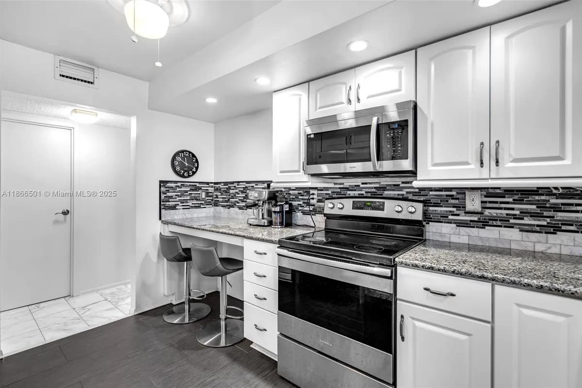1000 Parkview Dr # 715, Hallandale Beach FL 33009