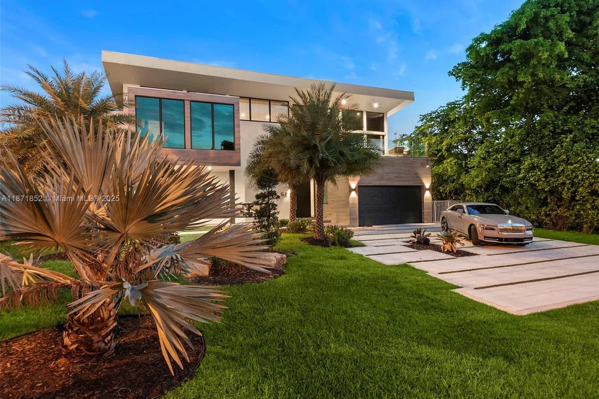 521 Holiday Dr, Hallandale Beach FL 33009