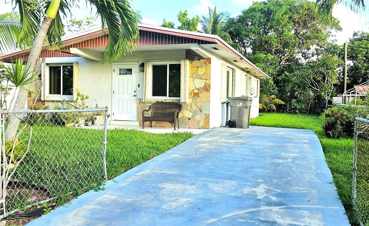 5704 SW 37th St, West Park FL 33023