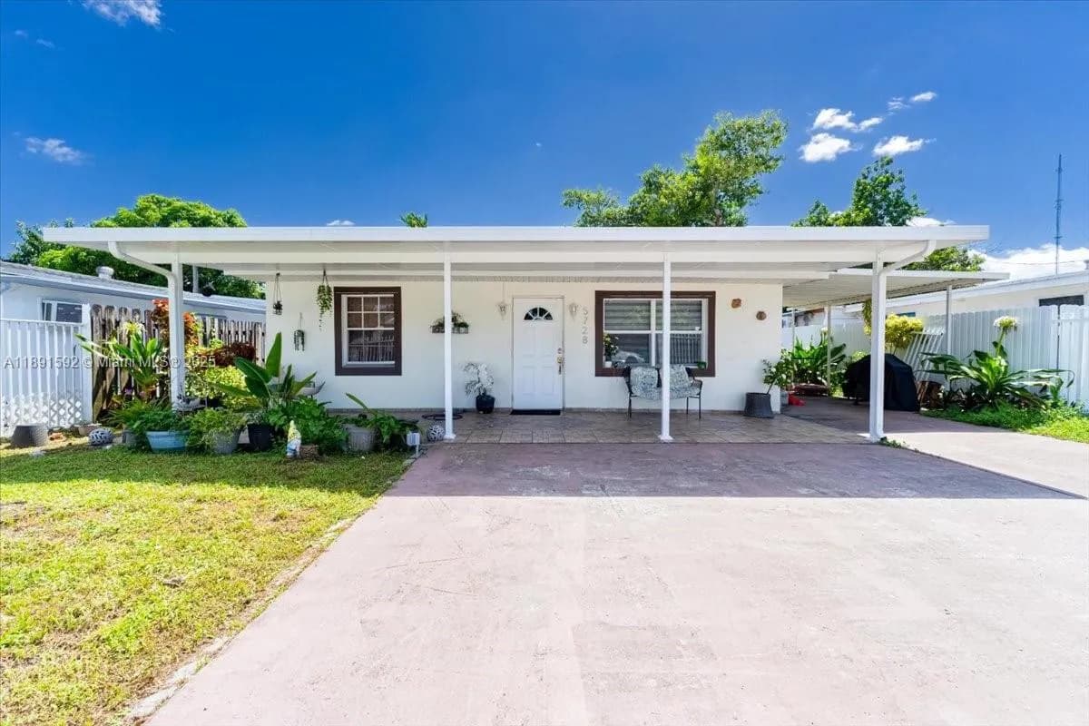 3 bedroom 2 bath for sale at 5728 SW 39th St, West Park FL 33023