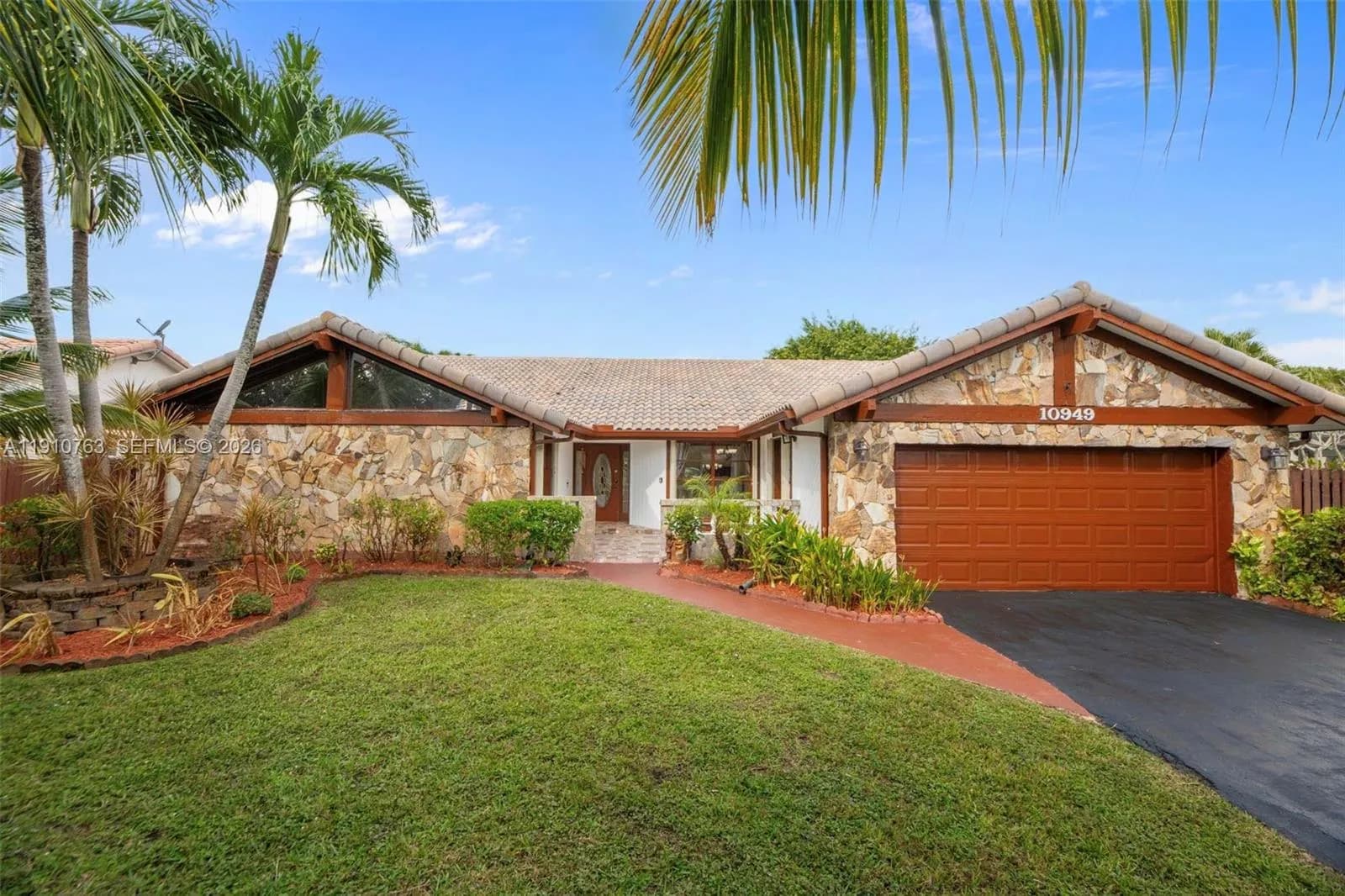4 bedroom 3 bath for sale at 10949 NW 1st Mnr, Coral Springs FL 33071