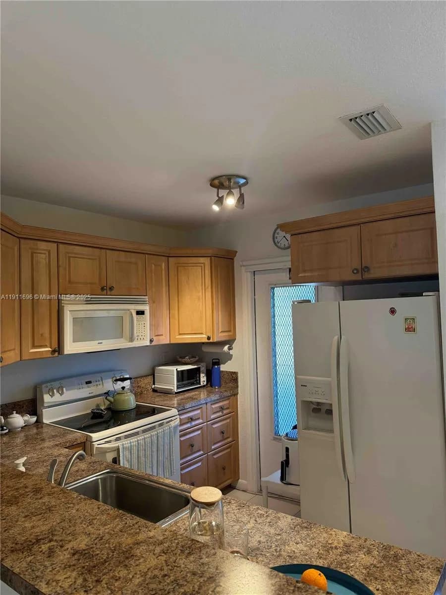 5141 W Oakland Park Blvd # 311, Lauderdale Lakes FL 33313