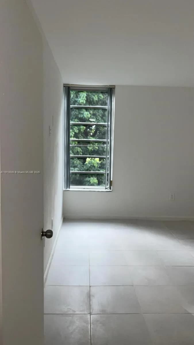 8860 Fontainebleau Blvd # 403, Miami FL 33172