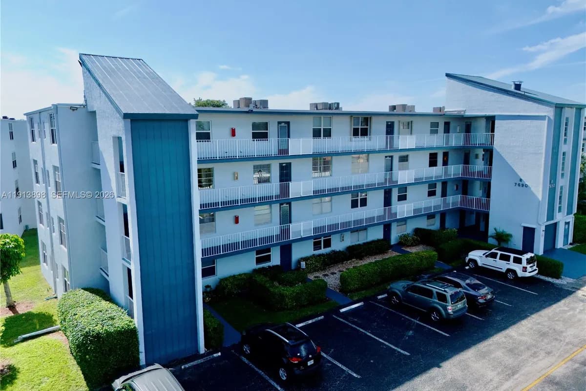 7690 NW 18th St # 303, Margate FL 33063