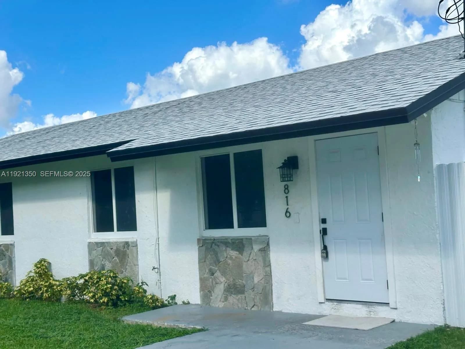 816 NW 8th St, Florida City FL 33034